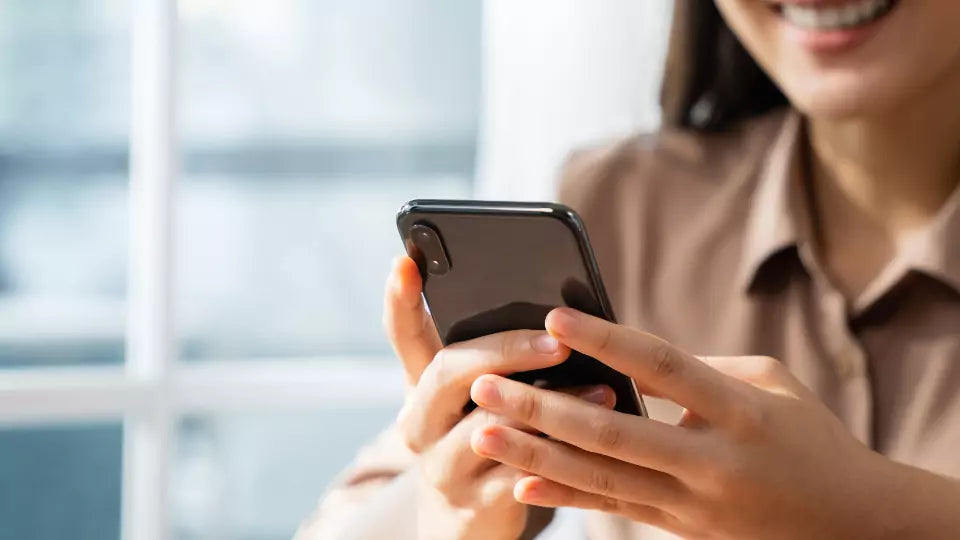 Person som ser på mobiltelefon